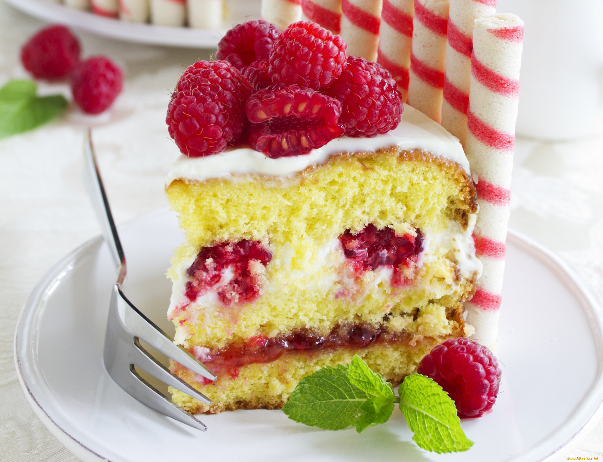 Торт с малиной рецепты с фото. Торт с малиной. Бисквит с малиной. Бисквитный пирог с малиной. Сладкий малиновый торт.